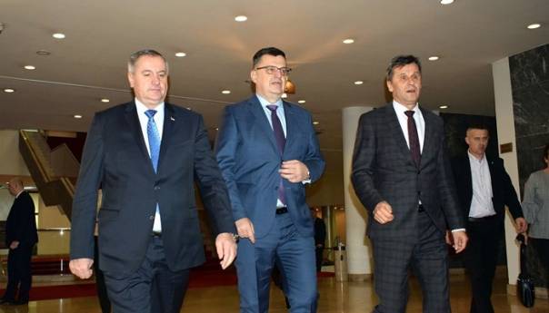 neumoljive-brojke-rs-duplo-zaduzenija-od-duplo-vece-fbih-eprt_608068898a2fe