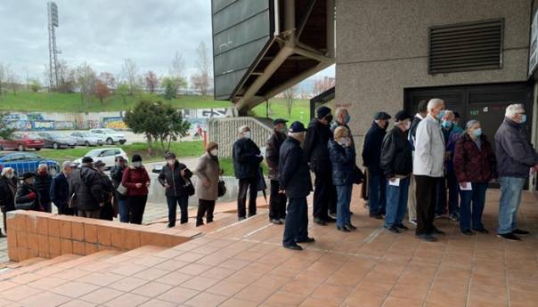 pocela-masovna-vakcinacija-starijih-od-75-godina-u-sarajevu-zetra-vakcinacija3_607fc1fd3826e