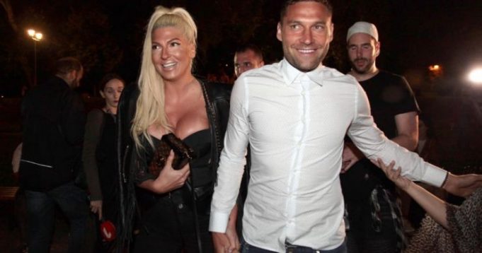 01EEFBBE-461B-4CFB-B695-FA23D56694B5-740x389