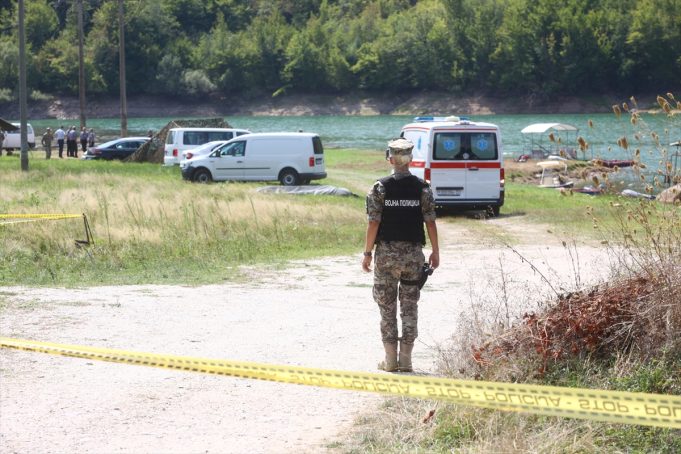 AA-20240828-35502188-35502183-MINISTARSTVO_ODBRANE_HELIKOPTER_OS_BIH_PAO_U_JABLANICKO_JEZERO_POSADA_NIJE_ZIVOTNO_UGROZENA