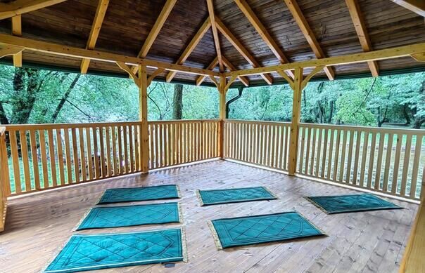 na-vrelu-bosne-izgradjen-prostor-za-molitvu-odgovor-na-potrebe-posjetilaca-540483562-744228664909681-6279025011028364689-n_68adab88e7e88-604x389