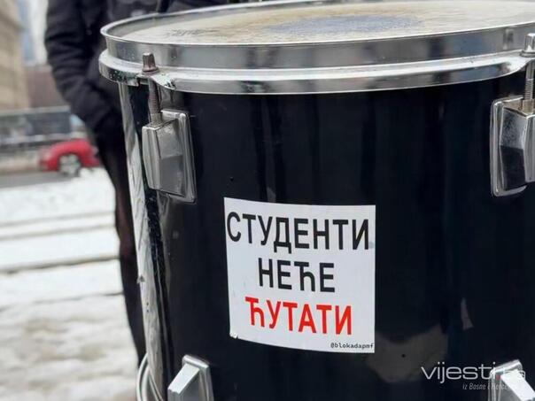 cirilicom-ispisana-poruka-na-bubnju-privukla-paznju-na-protestu-blokadapr_6994c619bfc8f
