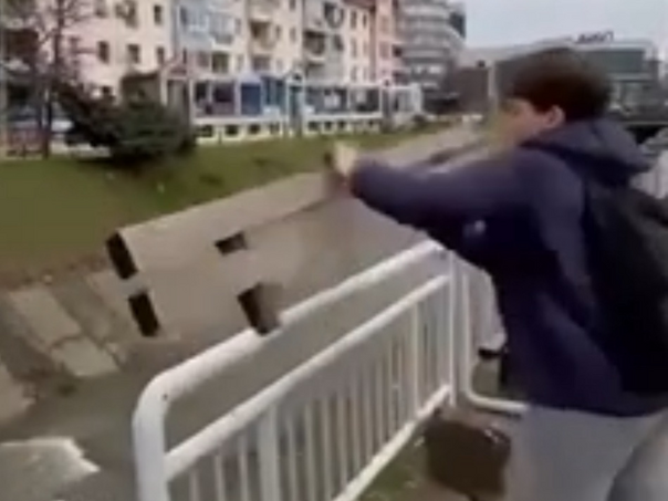 vandalizam-u-tuzli-maloljetnik-bacio-dio-klupe-u-rijeku-policija-brzo-reagovala-djecak-1_6997148179be8