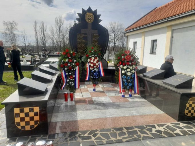 res_1774092548_u-modranu-kod-dervente-ipak-obiljezena-godisnjica-formiranja-brigade-hvo-srpski-borci-u-znak-protesta-prosli-pored-groblja-video