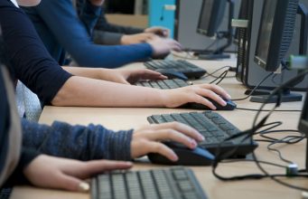 Roditelji i nastavnici podijeljeni: Treba li djeci zabraniti društvene mreže