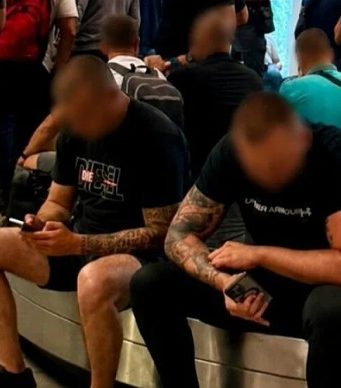 Ovo su opasni momci koje je Vučić poslao u Tivat: Nosili transparent, radio-stanicu i komunikacionu opremu