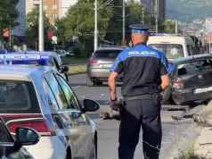 Teška saobraćajka u Sarajevu: S automobila otpali točkovi, ograda spriječila katastrofu