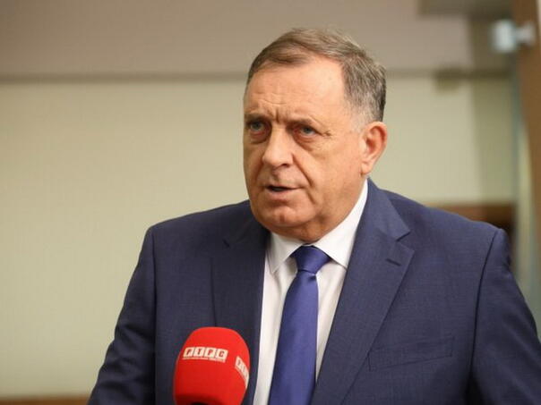 dodik-ja-sam-se-smijao-a-bakir-se-nespretno-pravdao-dodikk-mikrofon_6a3bf30cb6a18