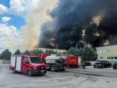 Požar na deponiji Uborak pod kontrolom: 11 vatrogasaca dežura na terenu